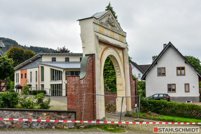 Kropff-Federath'sche Stiftung Olsberg - Abriss des Torbogens zur Rutsche