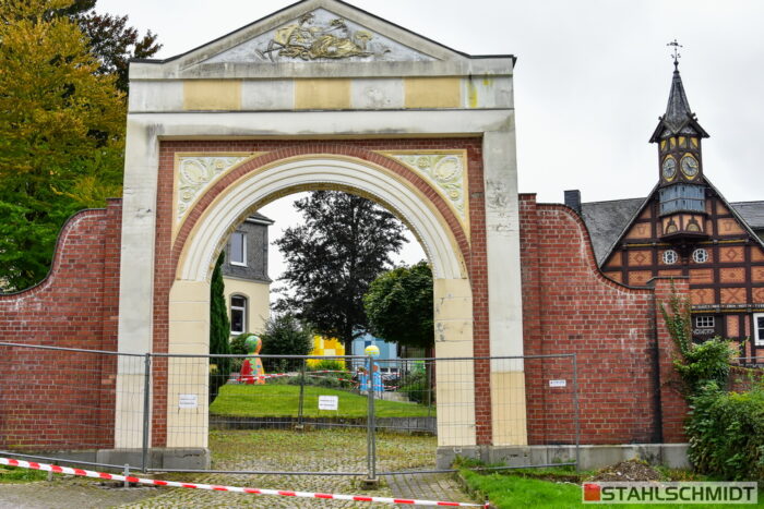 Kropff-Federath'sche Stiftung Olsberg - Abriss des Torbogens zur Rutsche