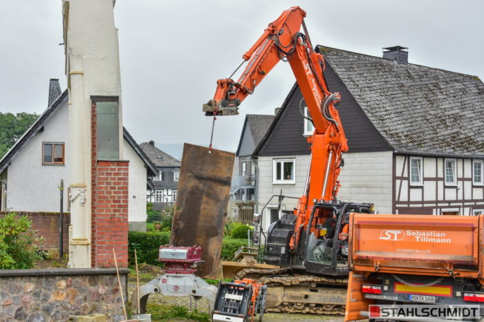 Kropff-Federath'sche Stiftung Olsberg - Abriss des Torbogens zur Rutsche