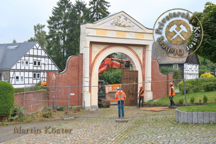 Kropff-Federath'sche Stiftung Olsberg - Abriss des Torbogens zur Rutsche