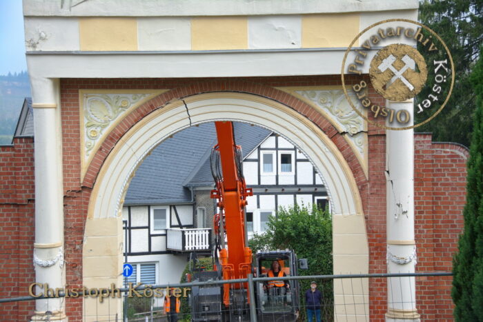 Kropff-Federath'sche Stiftung Olsberg - Abriss des Torbogens zur Rutsche