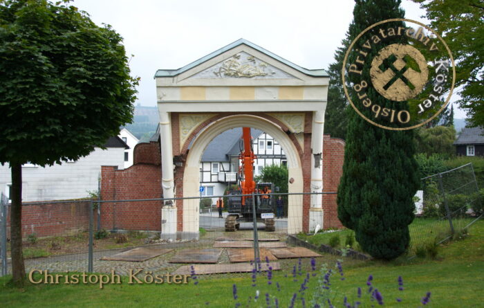 Kropff-Federath'sche Stiftung Olsberg - Abriss des Torbogens zur Rutsche