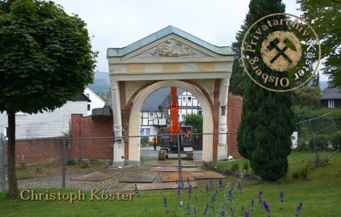 Kropff-Federath'sche Stiftung Olsberg - Abriss des Torbogens zur Rutsche