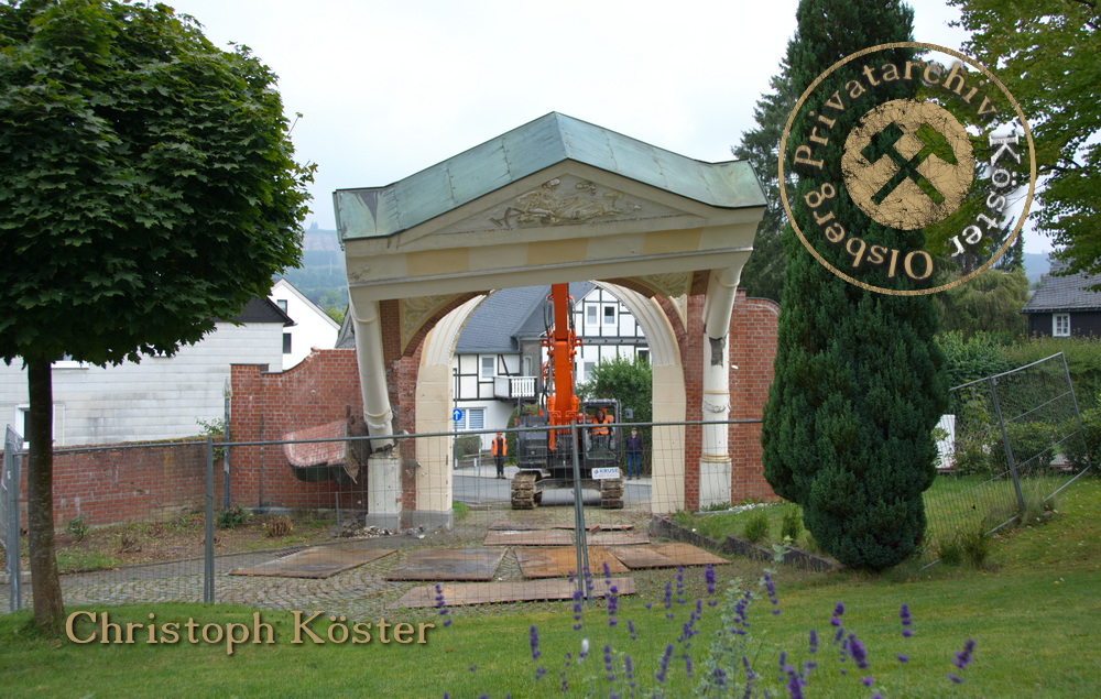 Kropff-Federath'sche Stiftung Olsberg - Abriss des Torbogens zur Rutsche