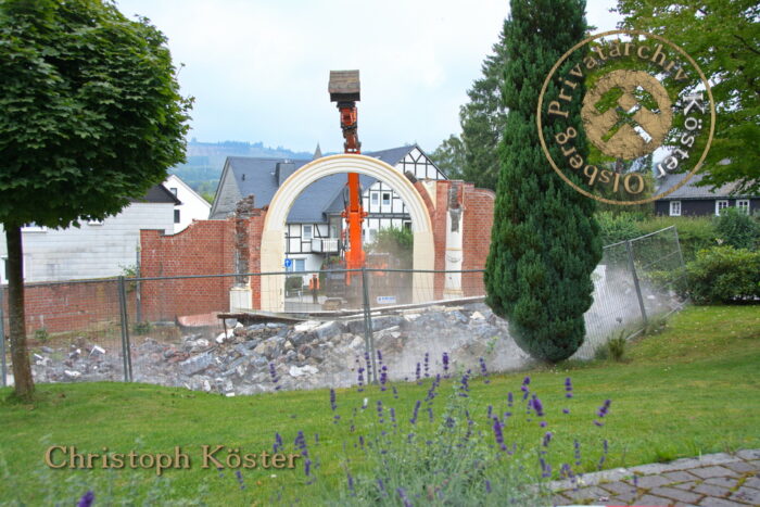 Kropff-Federath'sche Stiftung Olsberg - Abriss des Torbogens zur Rutsche