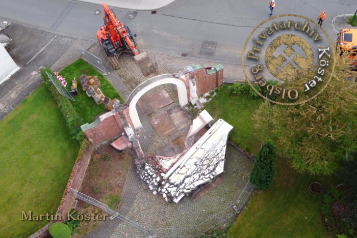 Kropff-Federath'sche Stiftung Olsberg - Abriss des Torbogens zur Rutsche