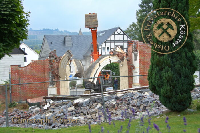 Kropff-Federath'sche Stiftung Olsberg - Abriss des Torbogens zur Rutsche