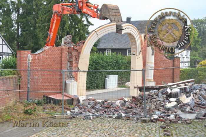 Kropff-Federath'sche Stiftung Olsberg - Abriss des Torbogens zur Rutsche