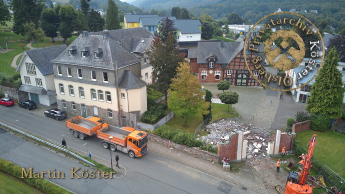 Kropff-Federath'sche Stiftung Olsberg - Abriss des Torbogens zur Rutsche