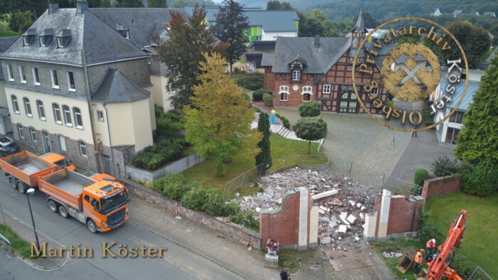 Kropff-Federath'sche Stiftung Olsberg - Abriss des Torbogens zur Rutsche