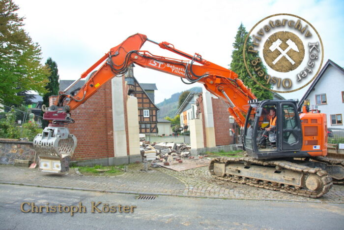 Kropff-Federath'sche Stiftung Olsberg - Abriss des Torbogens zur Rutsche