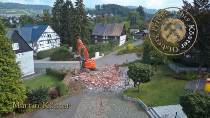 Kropff-Federath'sche Stiftung Olsberg - Abriss des Torbogens zur Rutsche