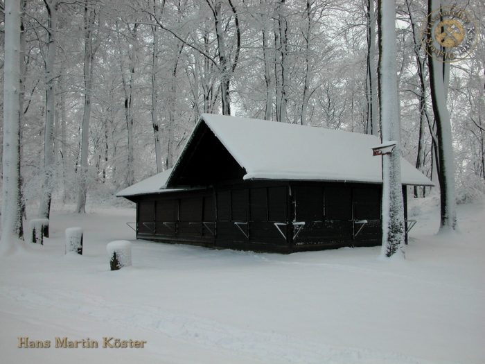 Wanderung zum verschneiten Borberg-Kirchhof 2004