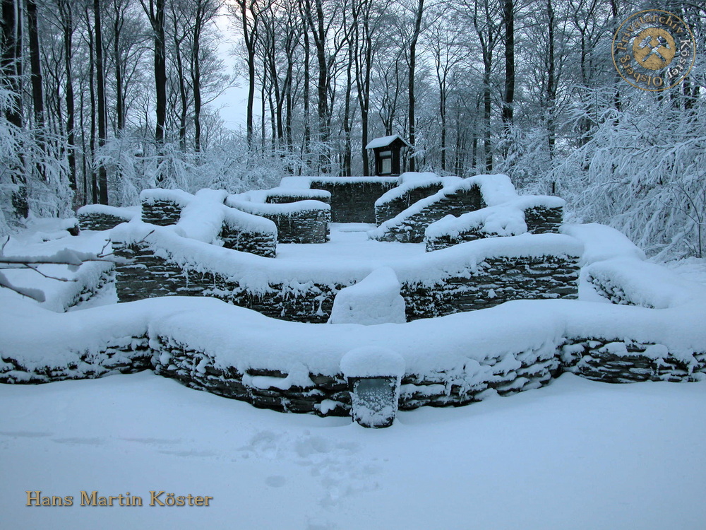 Wanderung zum verschneiten Borberg-Kirchhof 2004
