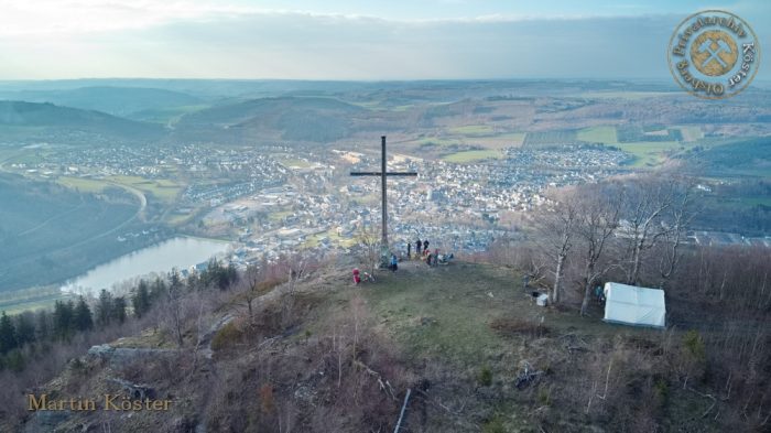 Kreuzbeleuchtung und Osterfeuer 2023 in Olsberg