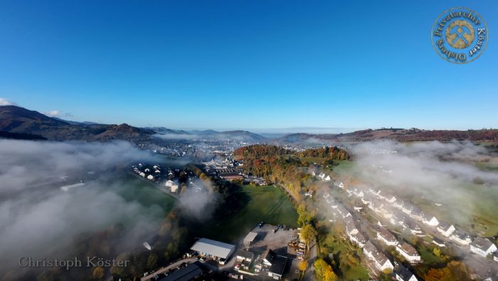 Olsberg im herbstlichen Morgennebel