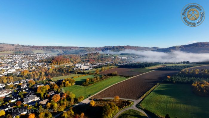 Olsberg im herbstlichen Morgennebel