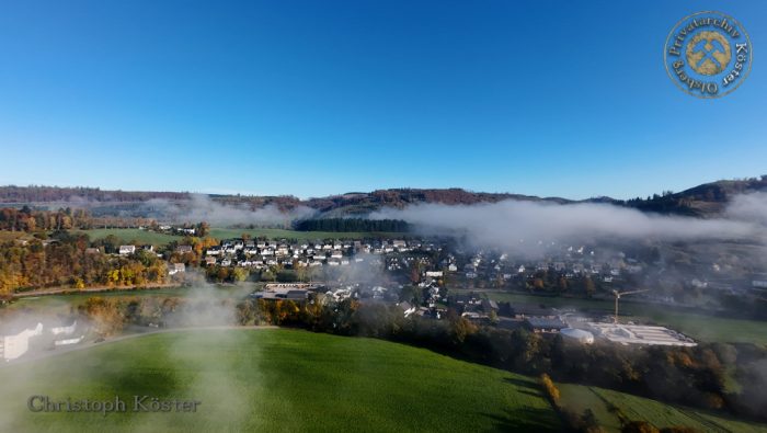 Olsberg im herbstlichen Morgennebel